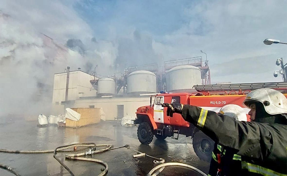 Работа пожарно-спасательных подразделений при ликвидации пожара, возникшего в цеху Кольской горно-металлургической компании