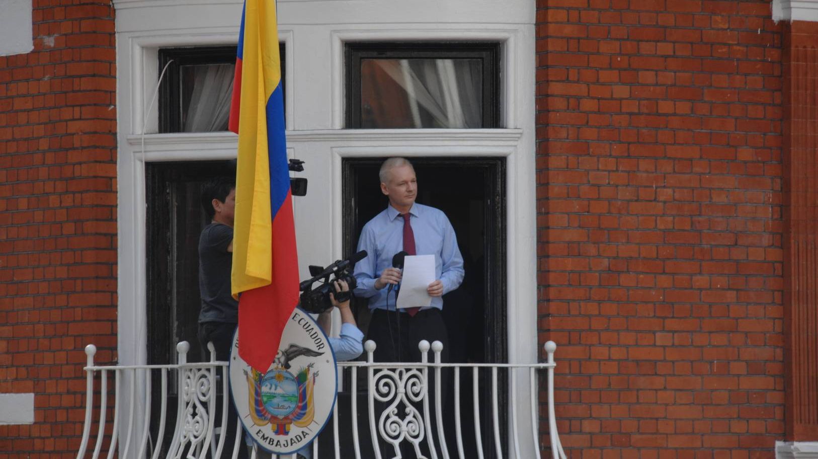Джулиан Ассанж выступает с балкона эквадорского посольства