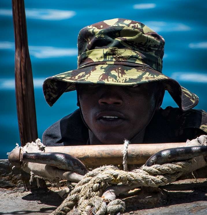Военнослужащий Мозамбика поднимается на борт