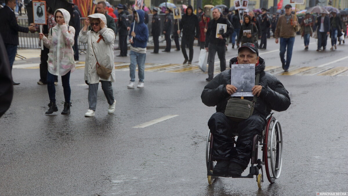Инвалид-колясочник в рядах «Бессмертного полка» в Воронеже, 9 мая 2022 года