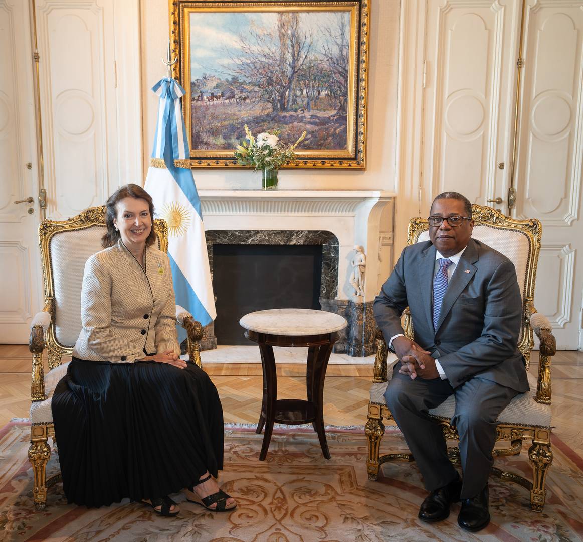 Глава МИД Аргентины Диана Мондино и помощник госсекретаря США по делам Запудного полушания Брайан Николс