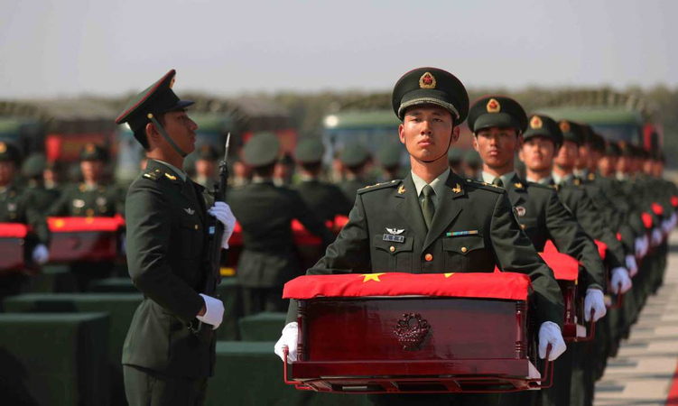 Почетный караул Народно-освободительной армии Китая сопровождает останки 117 китайских солдат, погибших в Корейской войне