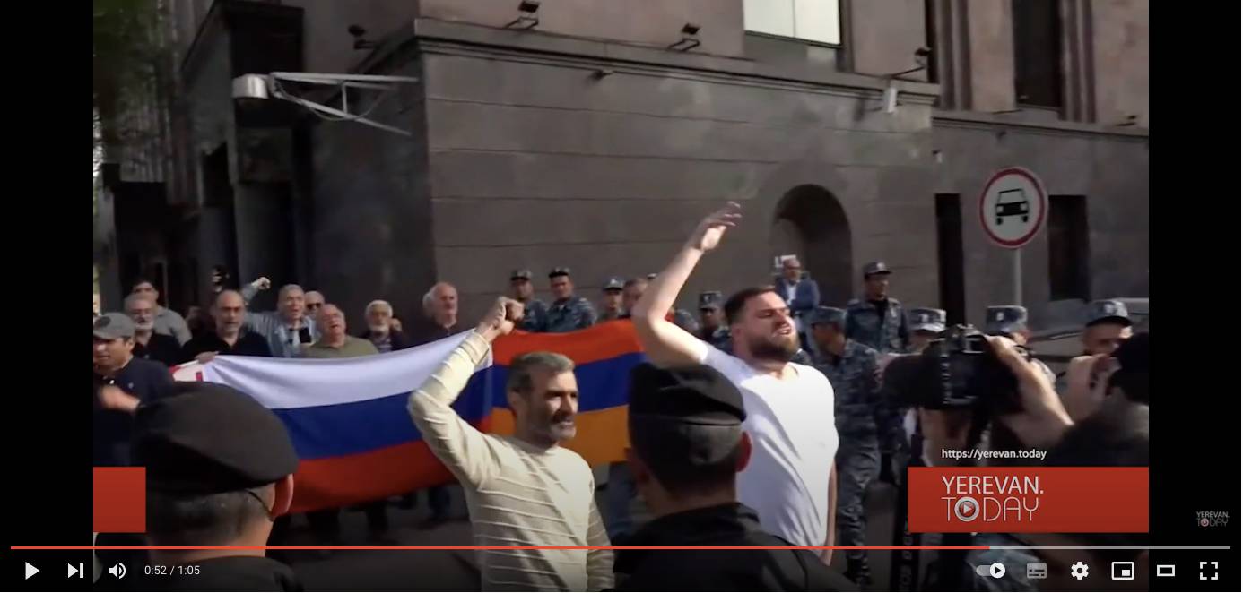 Акция в защиту России и российской спецоперации на Украине возле посольства РФ в Ереване 21 апреля 2022 года