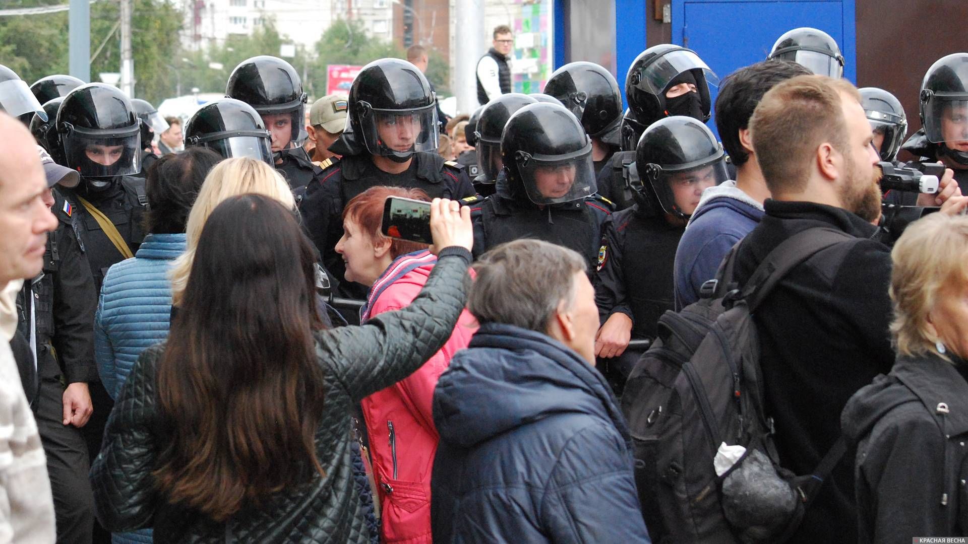 Сотрудники ОМОНа останавливают протестующих. Новосибирск. 09.09.2018