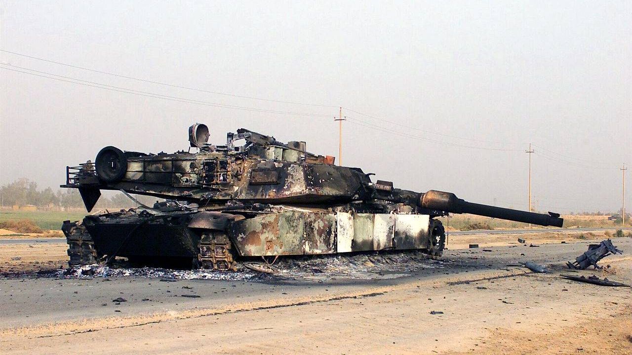 Сгоревший танк