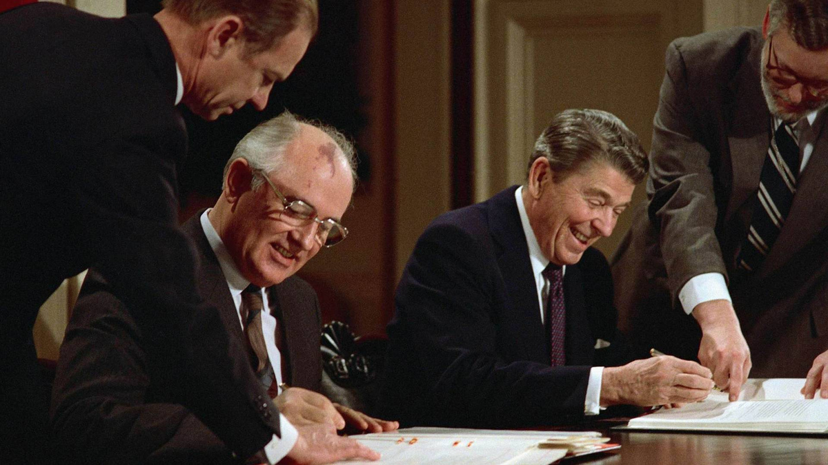 Михаил Горбачев и Рональд Рейган подписывают договор РСМД. 1987