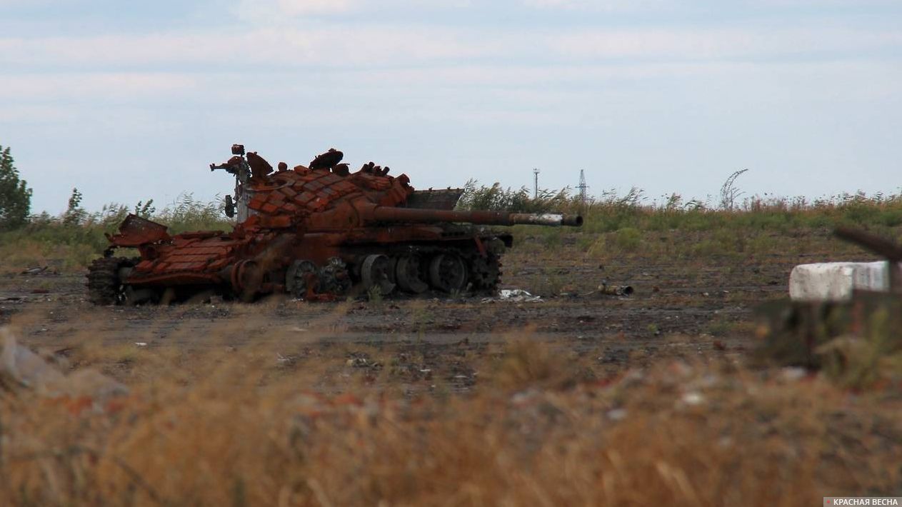 Подбитый танк в районе Донецкого аэропорта
