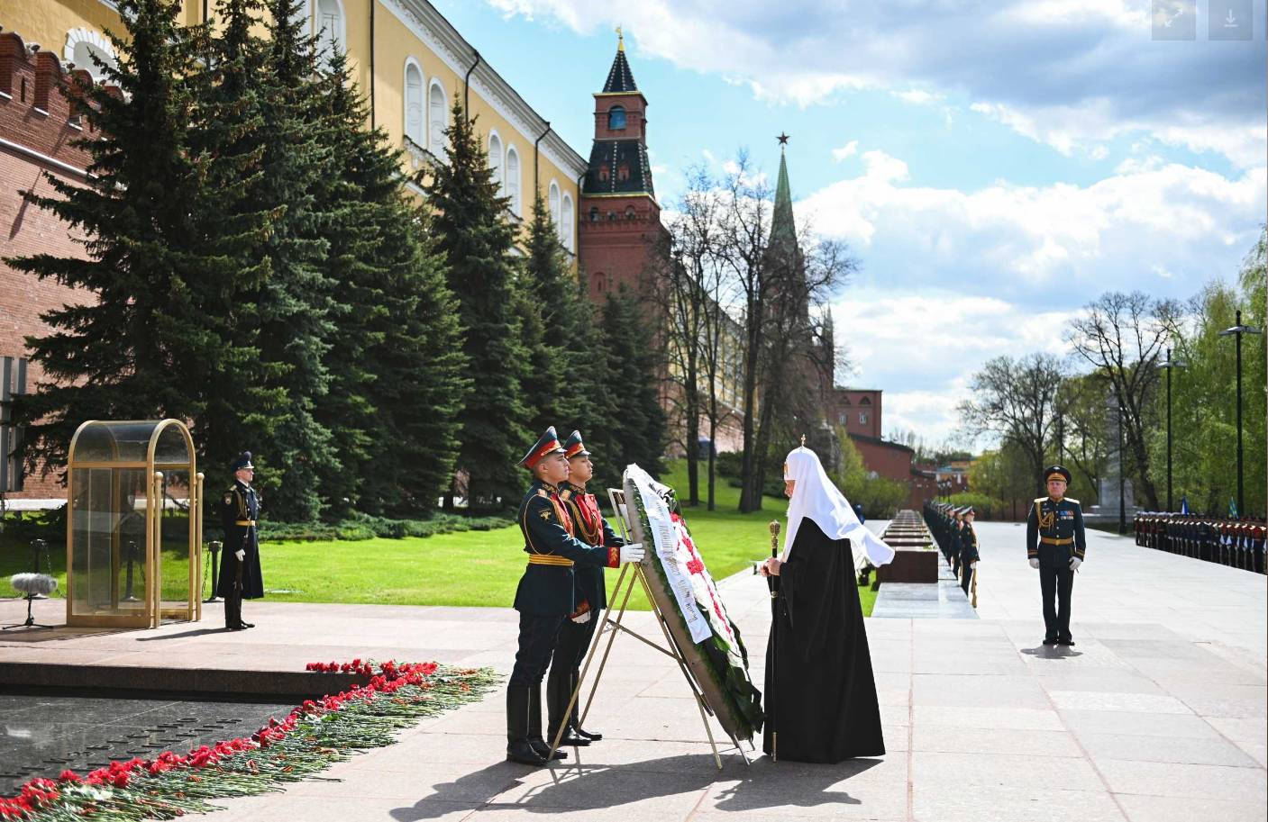 Патриарх Кирилл во время церемонии возложения венка к Могиле неизвестного солдата