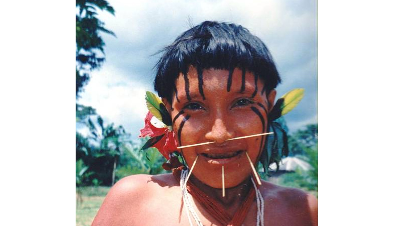 Девушка яномами в Сидеа, Бразилия, август 1997 года.