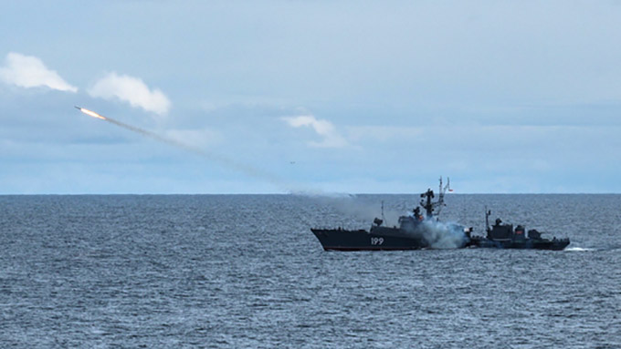 В рамках плановой боевой учебы МПК «Онега» и «Нарьян-Мар» выполнили комплекс боевых упражнений в Белом море