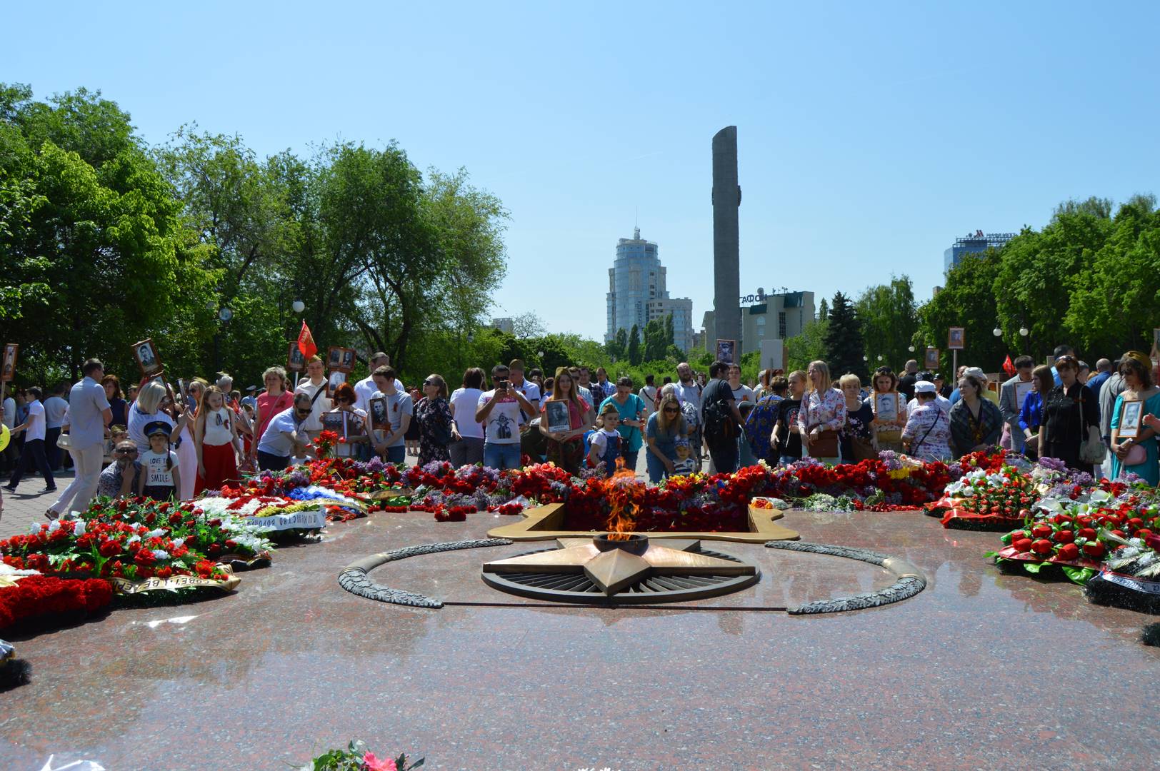 Возложение цветов к Вечному огню 9 мая в Воронеже