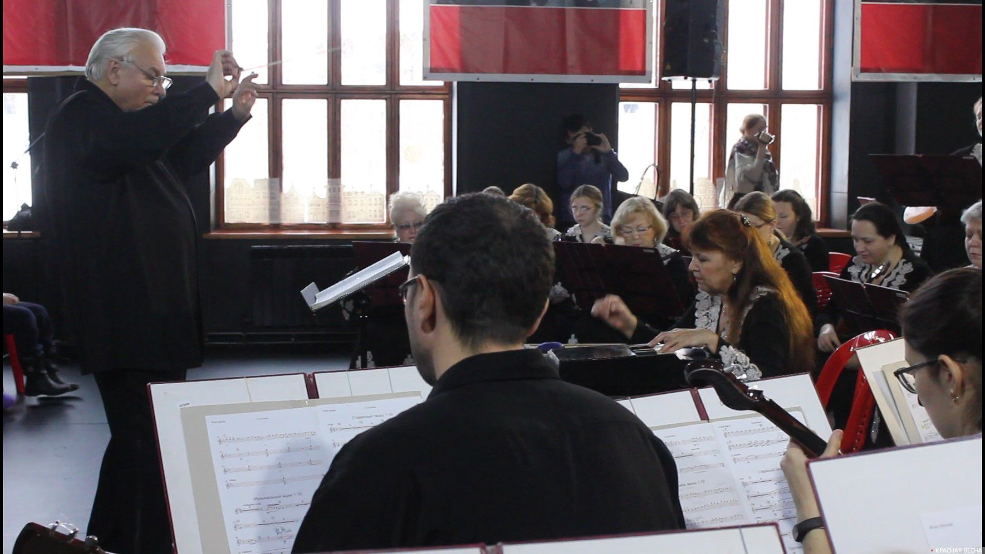 Оркестр исполняет музыкальные композиции Г. Свиридова
