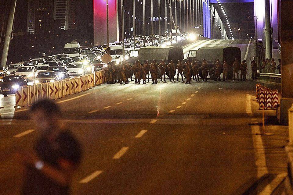 Турецкие военные блокируют мост через Босфор. Ночь с 15 на 16 июля 2016 г.