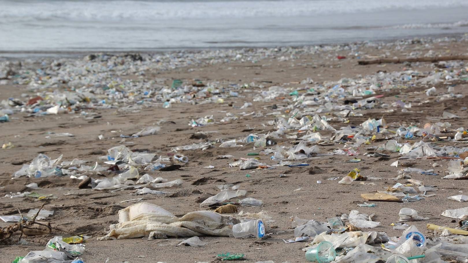Выброшенный на берег пластиковый мусор