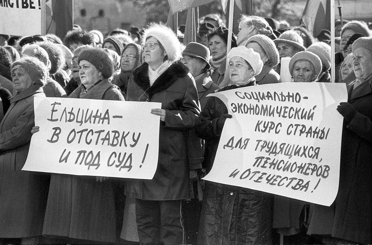 Пенсионеры на митинге в рамках Всероссийской акции профсоюзов «Нет — губительным экономическим реформам» в Переславле-Залесском. 7 октября 1998 года