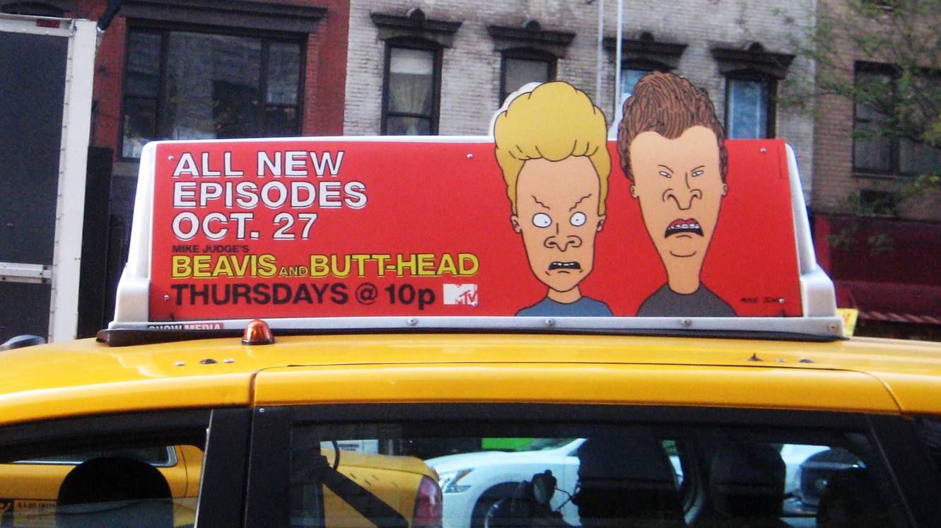 Реклама «Бивисса и Батхеда» на крыше нью-йоркского такси