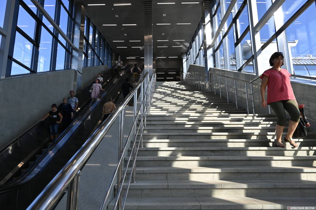 Лестница и эскалаторы. Станция «Нахабино»