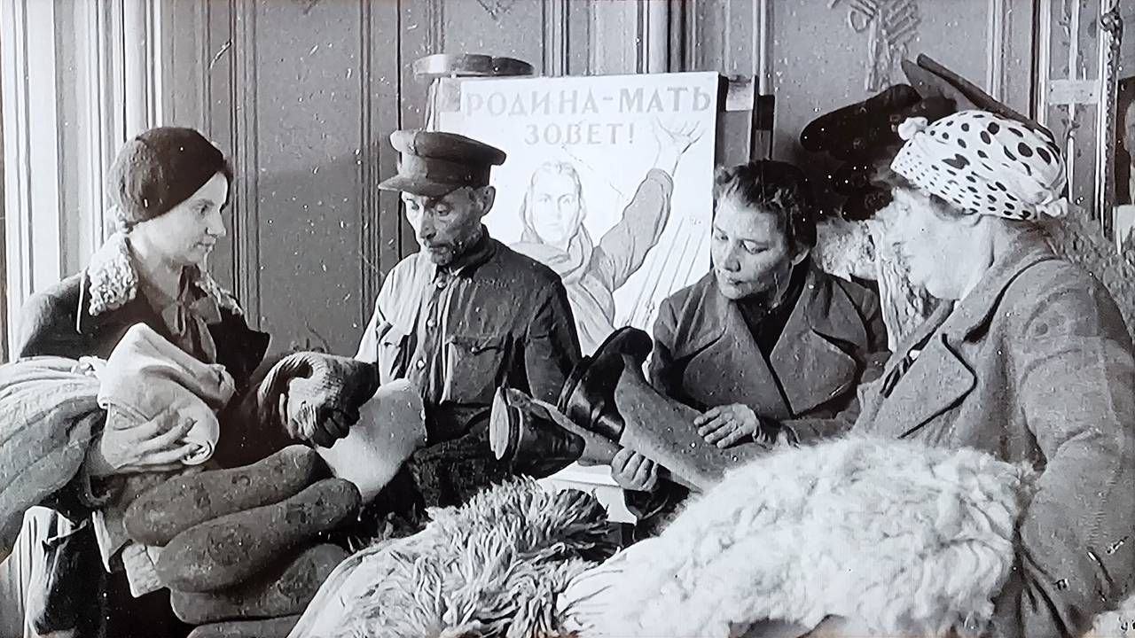 Передача теплой одежды на фронт. Ленинград, 1941 г.