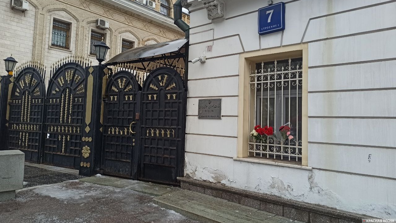 Цветы у посольства Ирана в Москве. 1 марта 2026 года