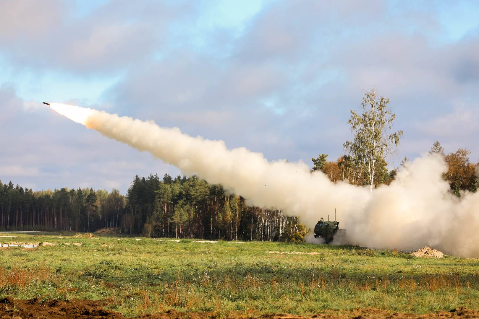 Запуск ракеты ATACMS из установки HIMARS