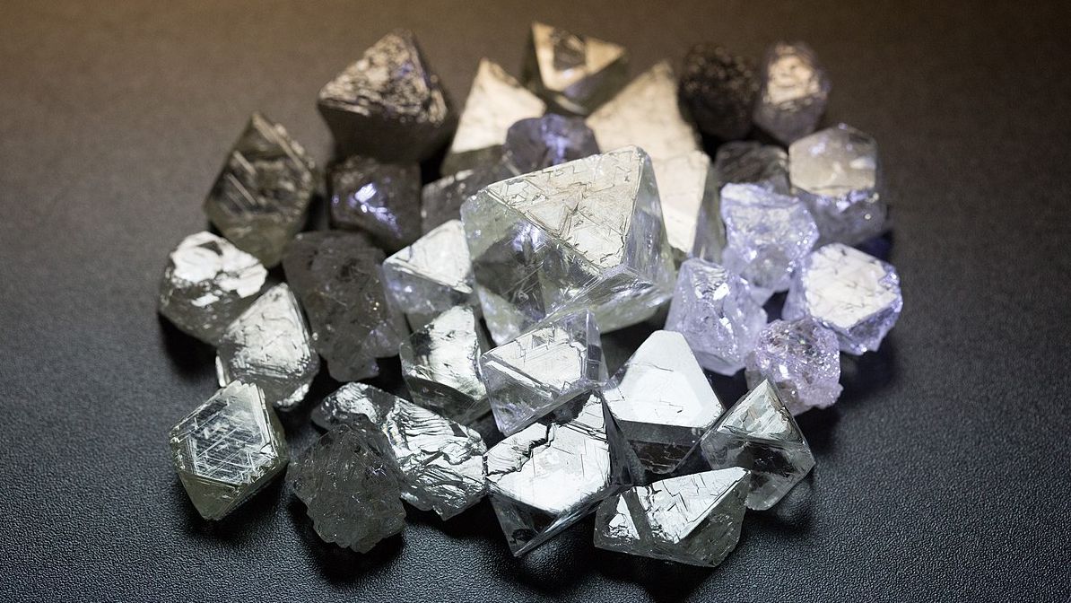 Алмазы в Центре сортировки алмазов в городе Мирный. Якутия