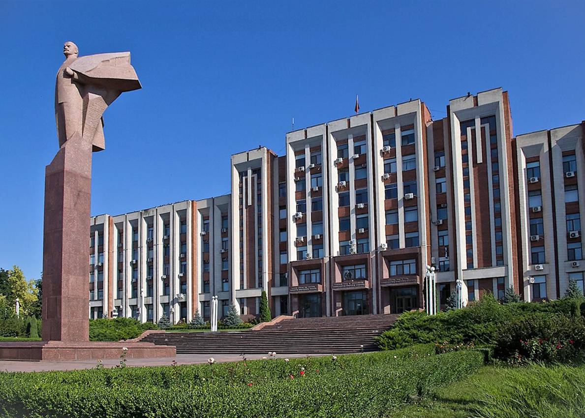 Памятник Владимиру Ленину перед зданием Верховного Совета в Тирасполе