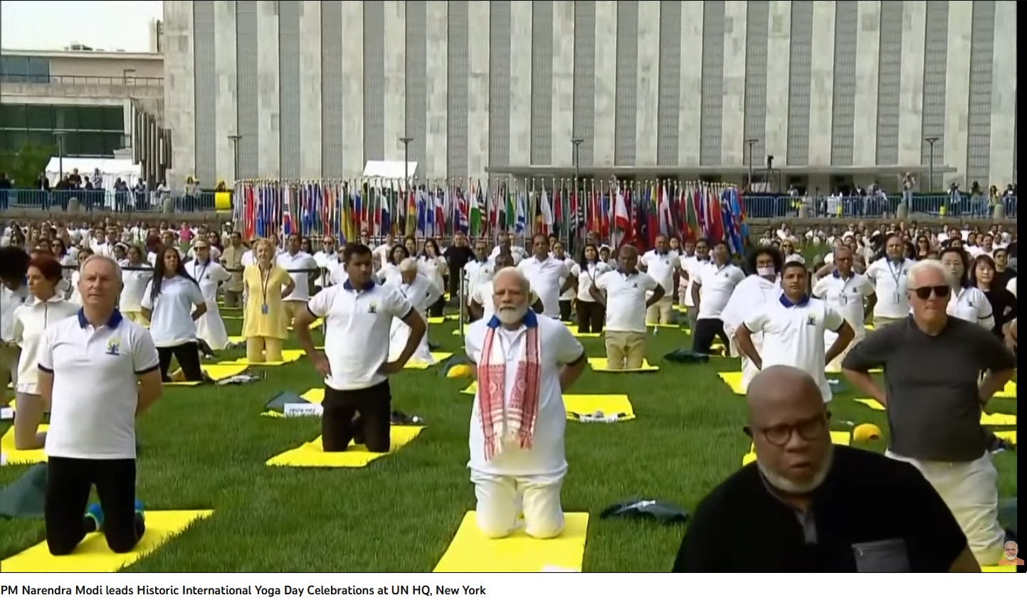 Нарендра Моди (в центре) во время Дня йоги в ООН. 21 июня 2023 года