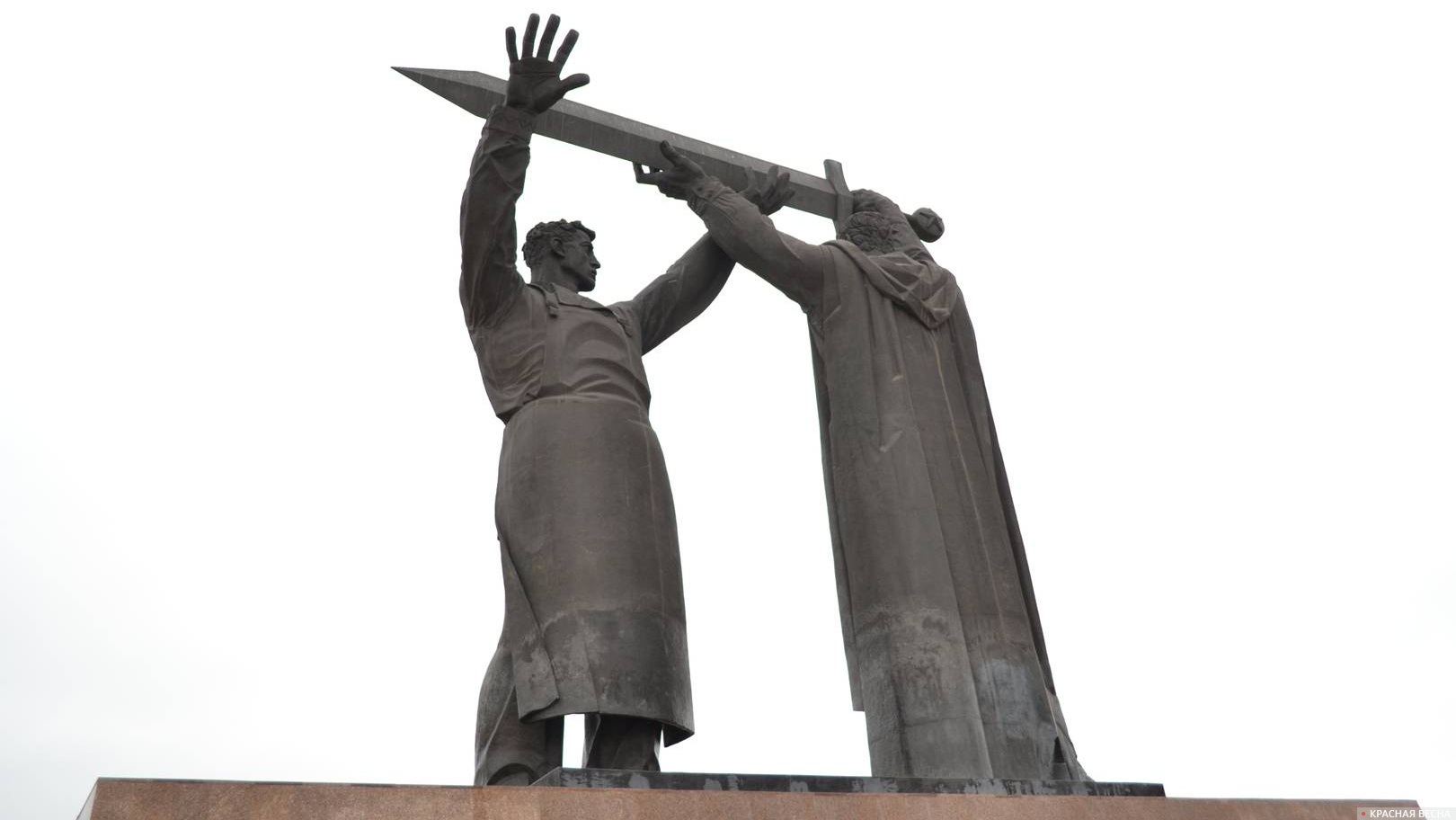 Памятник «Тыл — фронту» в Магнитогорске