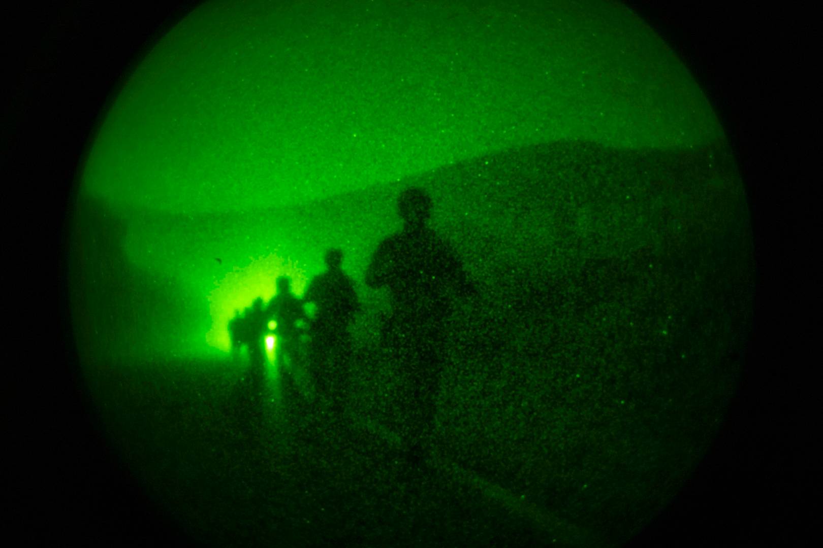 Спецназ ВМС США во время ночного патрулирования