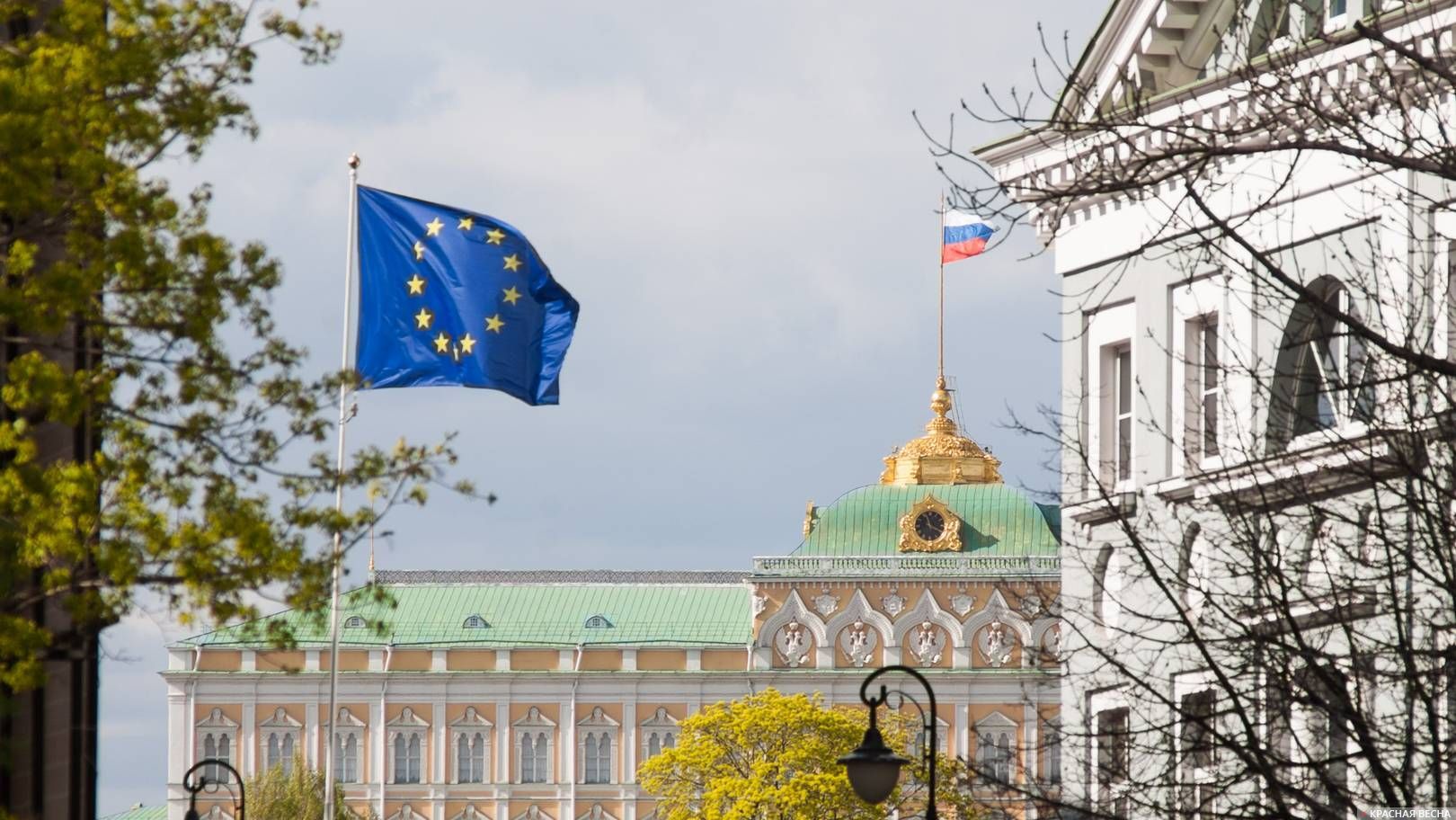 Флаг ЕС на фоне Кремля