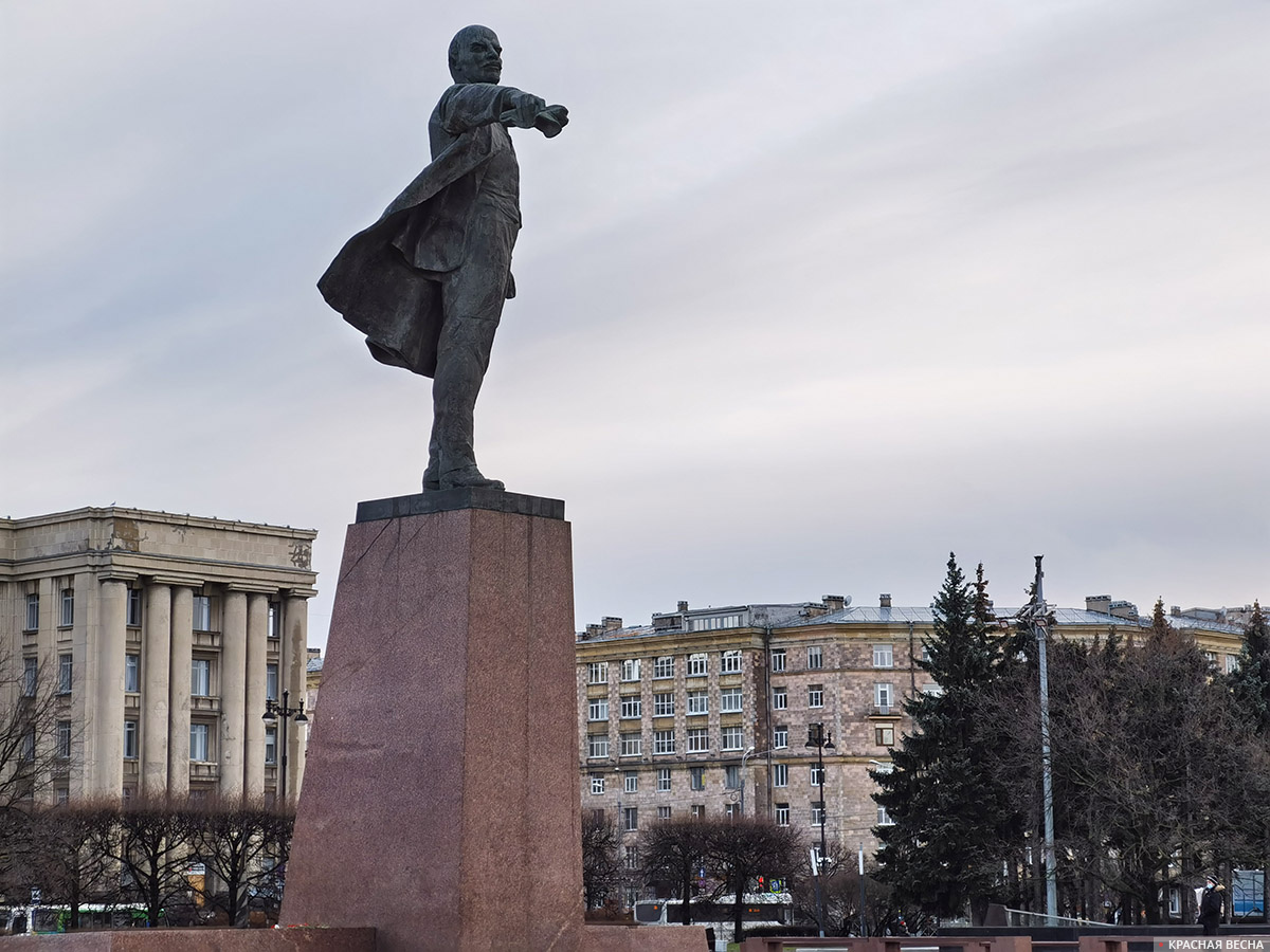 Памятник Ленину перед зданием Дома Советов. Санкт-Петербург, Московская площадь. 07.11.2021