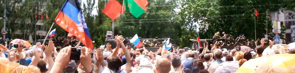Митинг в Донецке 25 мая 2014 г. Люди скандируют «Герои!», обращаясь к Батальону «Восток»