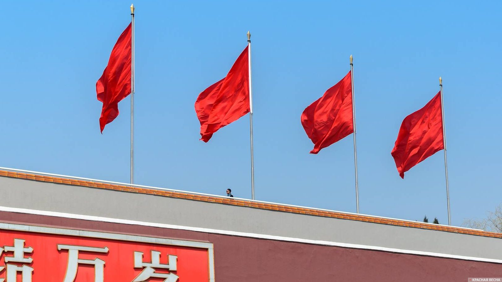 Красные флаги на Вратах Небесного Спокойствия, Пекин, Китай.