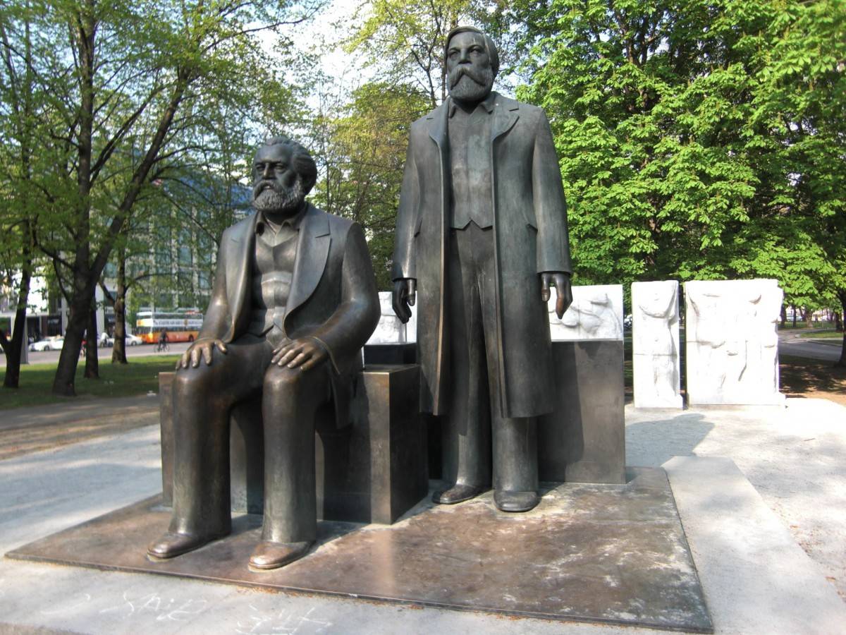 Памятник Марксу и Энгельсу в Берлине