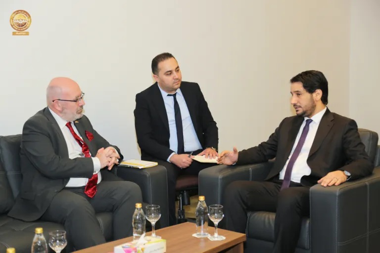Встреча заместителя спикера Палаты представителей Ливии Мисбаха Дума(справа) и нового посла Великобритании в Ливии Мартина Лонгдена(слева)
