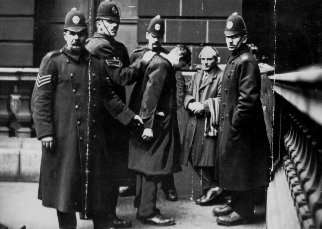 Констебли Глазго задерживают бунтовщика. 1919 год