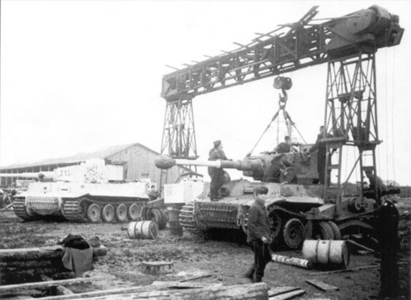 Немецкие танкисты демонтируют башню танка «Тигр» Pz.Kpfw. VI Ausf. H. в расположении ремонтной базы. 1944