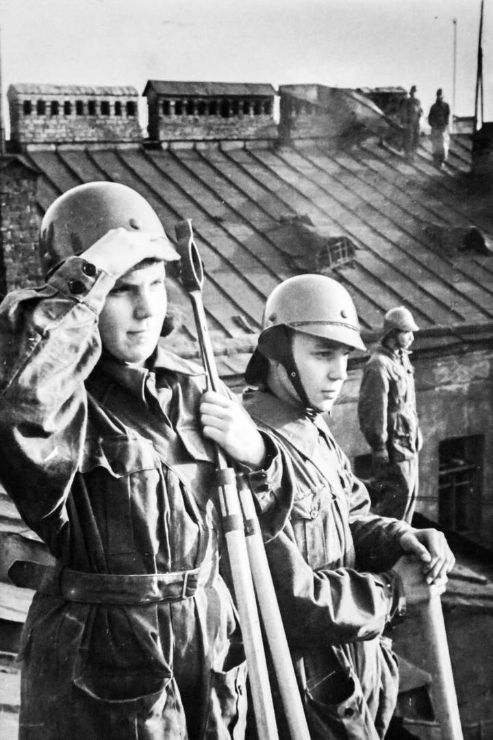 Ленинградские школьники, бойцы МПВО, дежурят на крыше дома. 1941