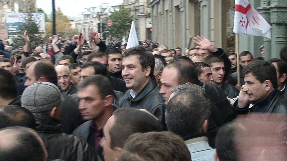 Саакашвили (в центре) на площади