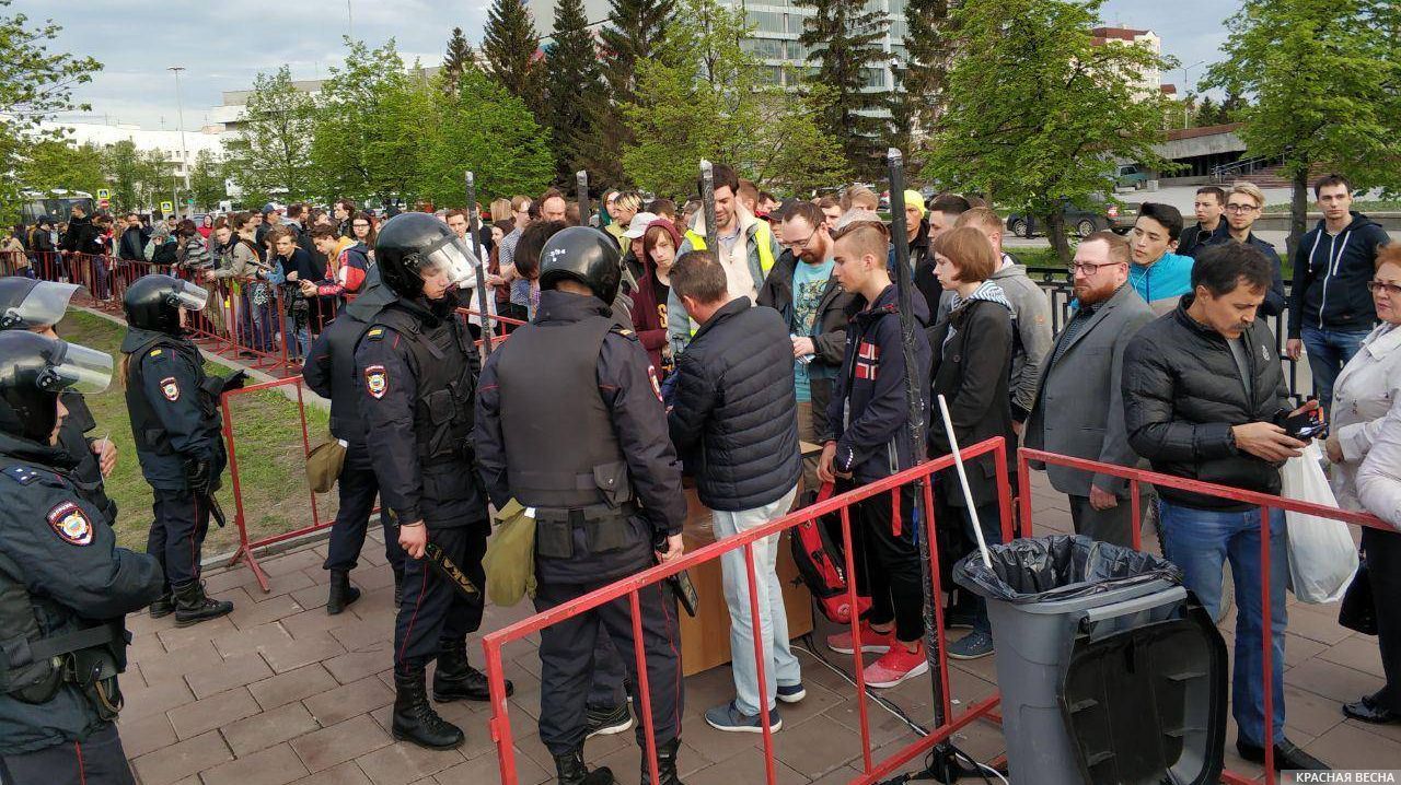 Протест на Октябрьской площади в Екатеринбурге, 16 мая 2019