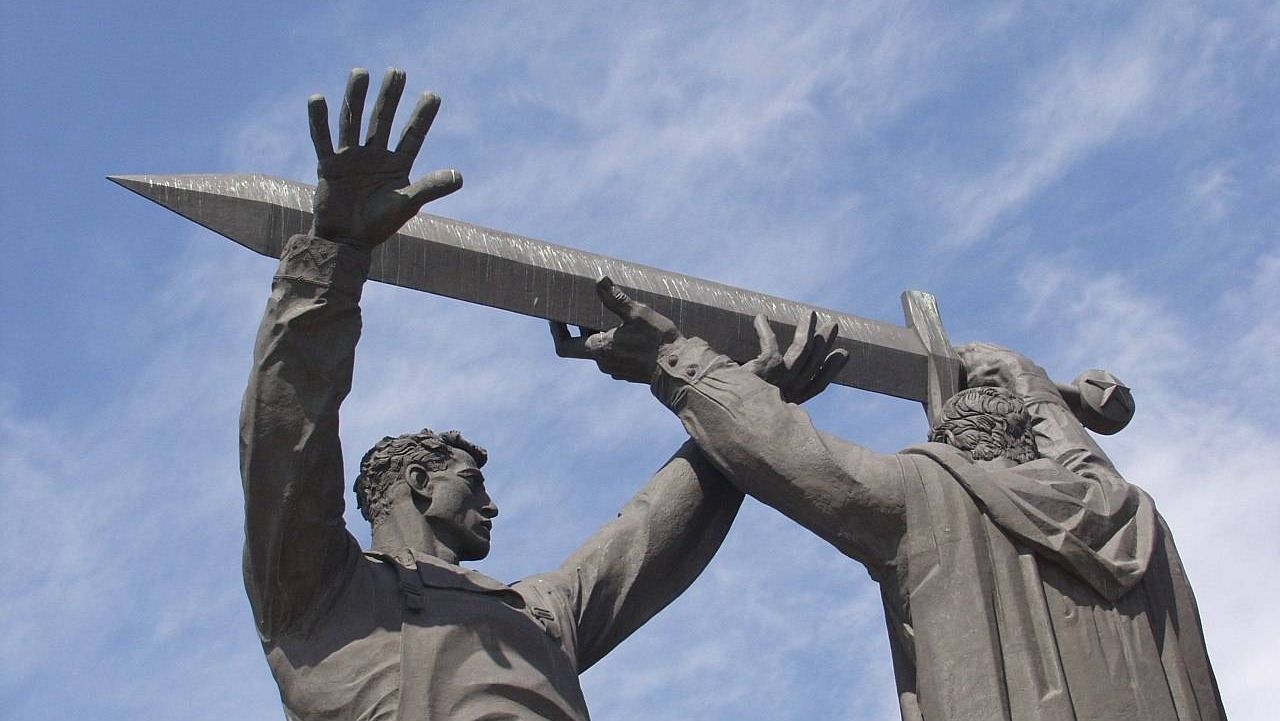 Памятник «Тыл — Фронту». Магнитогорск