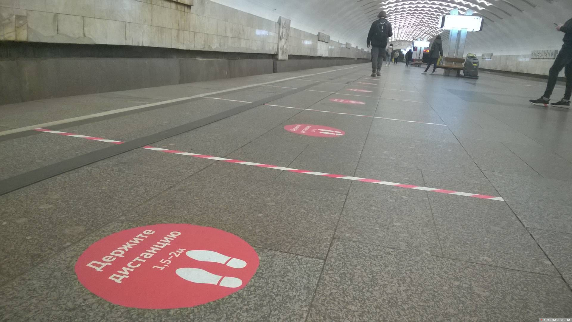 Разметка для социальной дистанции в метро. Москва