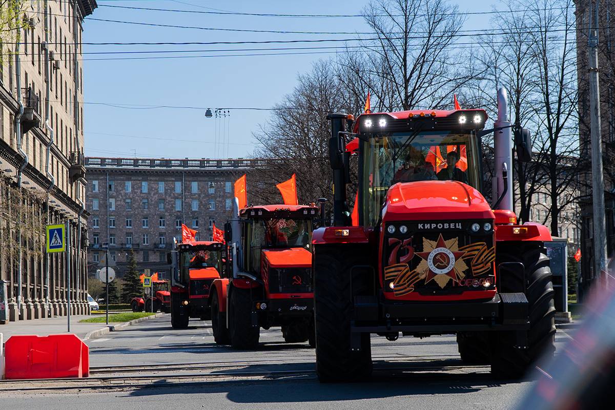 Парад тракторов «Кировец» на улицах города на 9 мая