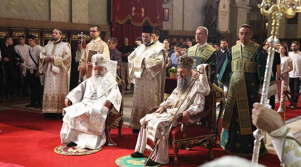 Архиепископ МПЦ-ОА Стефан и Сербский Патриарх Порфирий на церемонии вручения Томоса об автокефалии