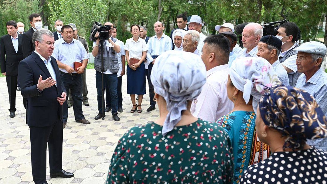 Президент Узбекистана Шавкат Мирзиёев на встрече со старейшинами в Нукусе