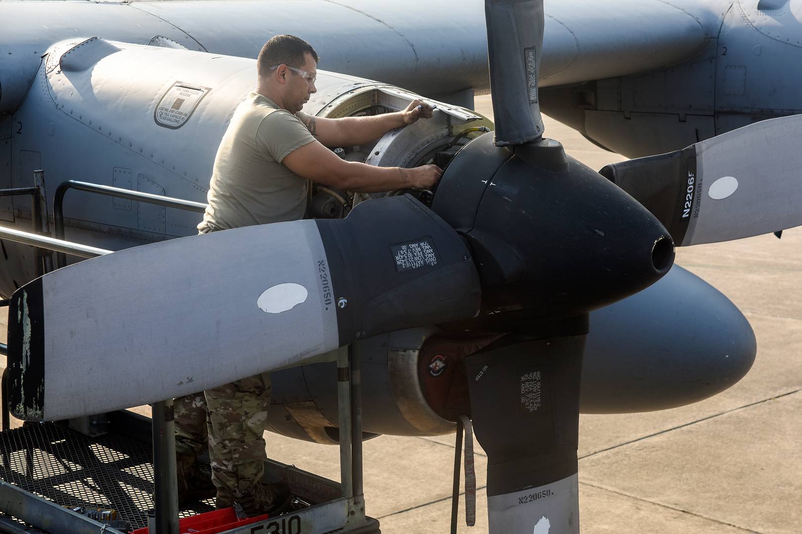 Техник ремонтирует проблемный C-130H Национальной гвардии США