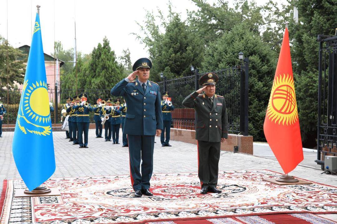 Министры обороны Казахстана и Киргизии Руслан Жаксылыков (слева) и Бактыбек Бекболотов