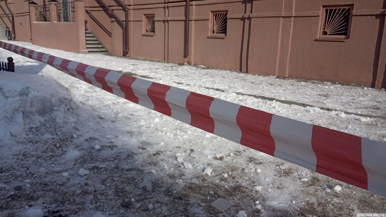 Осторожно! Возможно падение снега с крыши