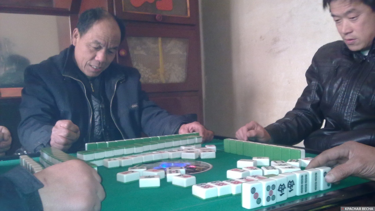 Китайцы играют в маджонг. Китай