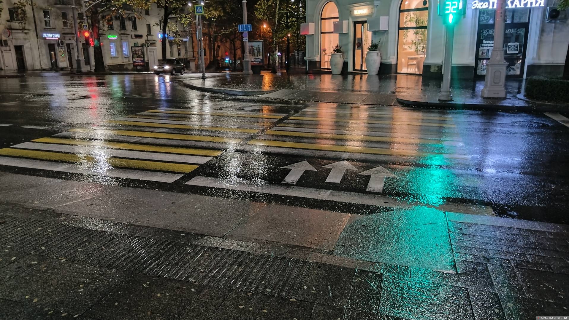 Севастополь. Пешеходный переход. Дождь.